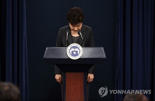 11月4日上午，在韩国总统府青瓦台，朴槿惠发表谈话，就亲信崔顺实幕后干政案向全民致歉。（韩联社）
