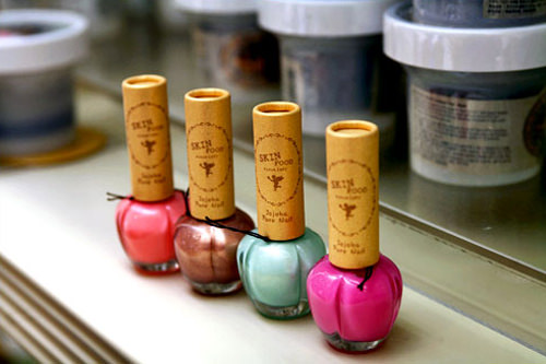 指甲油
化妆品店里还售有色彩多样的指甲油，色泽时尚。