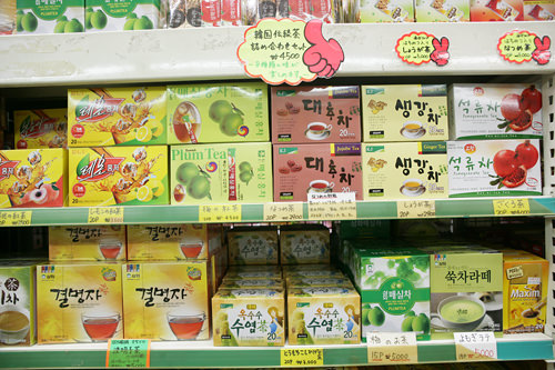 传统茶
韩国的传统茶有柚子茶、五味子茶、大枣茶等等，超市也出了特别多的便携包装。