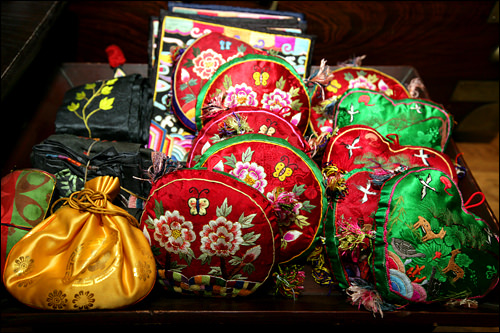 传统钱袋
色彩艳丽的韩国传统小钱袋，除了装钱以外还可以装各种小件物品。