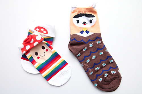 袜子
韩国的街头或店里能看到很多这样可爱又萌的袜子，买来送人很不错哦。