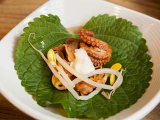 将小章鱼、豆芽及芝士包在苏子叶中享用吧