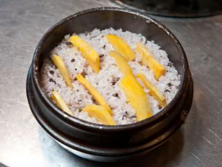 “地瓜石锅米饭”